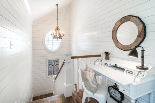 een badkamer met een wastafel en een spiegel bij Our Tree House by Oversee 30A in Inlet Beach