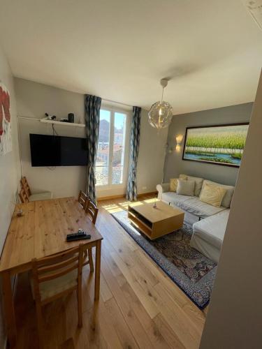 un salon avec un canapé et une table dans l'établissement Centre Cannes Pradignac, à Cannes