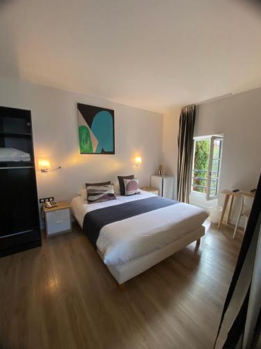 une chambre avec un grand lit et une télévision dans l'établissement Boutique hôtel Maria-Christina, à Saint-Jean-de-Luz