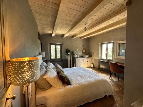une chambre avec un lit et une table dans une pièce dans l'établissement Mas De Caroline UZES, à Aubussargues