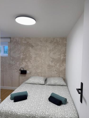 une chambre avec un lit avec deux oreillers dessus dans l'établissement La villa Medusa, à Paimpol