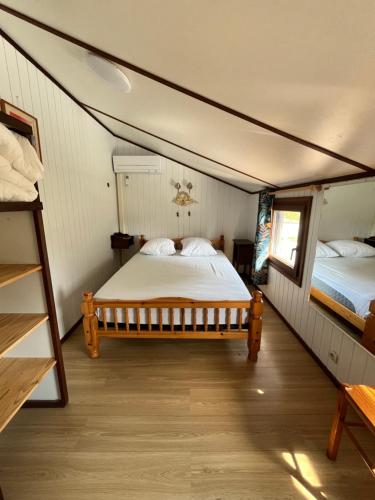 une chambre avec un lit dans une petite pièce dans l'établissement Jolie Villa climatisée 5 couchages, Résidence LES TAMARIS, wifi, PORTIRAGNES PLAGE LRTAMB8, à Portiragnes