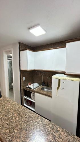 Η κουζίνα ή μικρή κουζίνα στο Flat Atlântico Neto