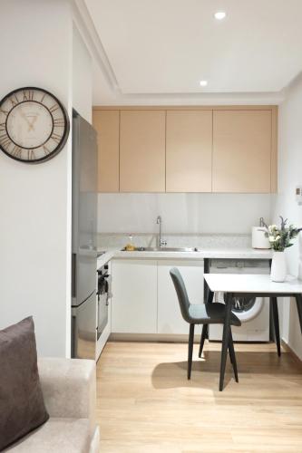 Dapur atau dapur kecil di Near Pireas Port-Brand New Suite
