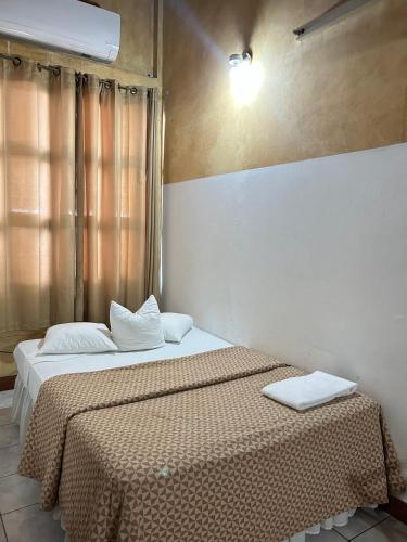 two beds sitting next to each other in a room at La Posadita de Bolonia in Managua