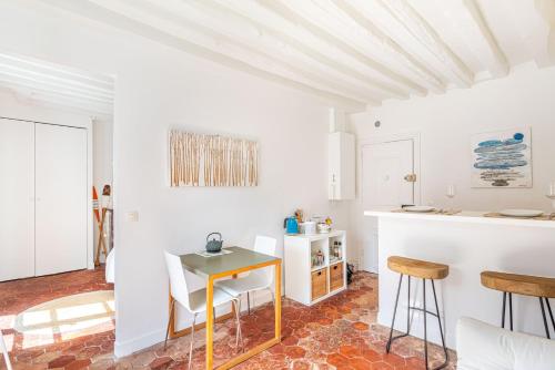 une cuisine et un salon avec une table et des chaises dans l'établissement GuestReady - Superb haven of peace in Marais, à Paris