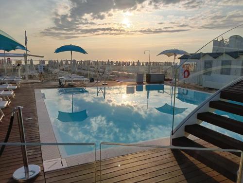 Bazén v ubytování Hotel Bianca Orchidea nebo v jeho okolí