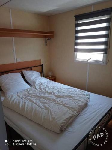 - un lit escamotable dans une chambre avec fenêtre dans l'établissement Le gazon de ronce, à La Tremblade