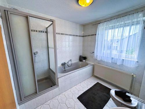 Ένα μπάνιο στο Haus Ostseesprung - Fewo Sarah Hochparterre gratis WLAN, Parkplatz und gem Garten