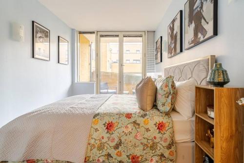 une chambre avec un lit et une fenêtre dans l'établissement Large Modern Penthouse - 4 Beds 3 Baths by Tower Bridge, à Londres