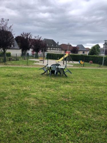 - un parc avec une table de pique-nique et une aire de jeux dans l'établissement L'Auberge Saint Santin Cantales, à Saint-Santin-Cantalès