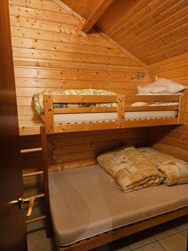 - une chambre avec 2 lits superposés dans une cabane en bois dans l'établissement L'Auberge Saint Santin Cantales, à Saint-Santin-Cantalès