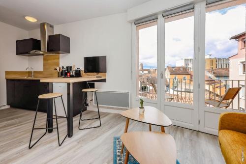 d'une cuisine et d'un salon avec vue sur la ville. dans l'établissement Le Maréchal - Parking - Terrasse - Albi, à Albi
