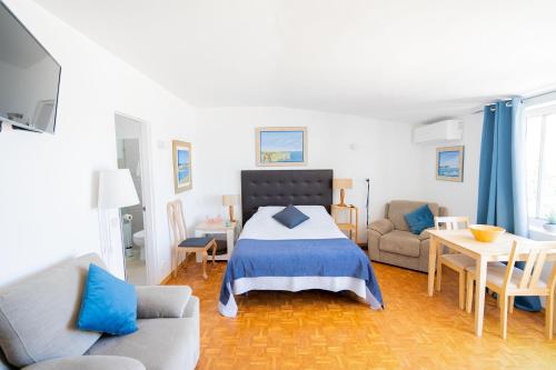 Postel nebo postele na pokoji v ubytování Luz Beach Apartments