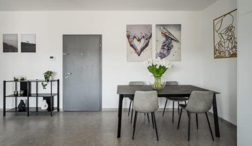 Fotografie z fotogalerie ubytování Stunning and new 3-BR apartment v destinaci Qiryat Ata