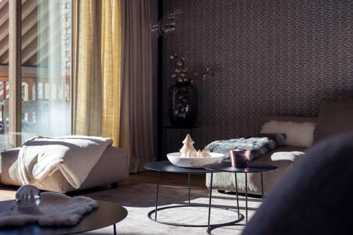 un salon avec un canapé et une table dans l'établissement Antarès SIRIUS 101 - Prestigious ski inski out apartment, à Méribel