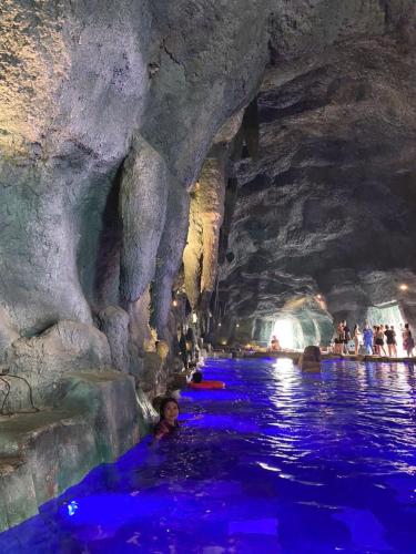 a group of people swimming in a cave at Tắm khoáng Onsen mineral bath, Vuon Vua, Thanh Thuy, Phu Tho in Phú Thọ