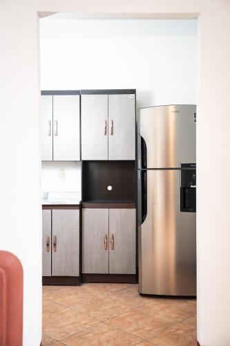 Η κουζίνα ή μικρή κουζίνα στο Central Hostel Pondicherry