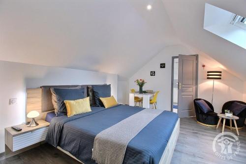 une chambre avec un lit, une table et des chaises dans l'établissement Le domaine de kermel, à Pleubian