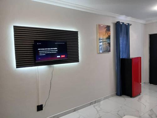 Μια τηλεόραση ή/και κέντρο ψυχαγωγίας στο Budget Friendly And Modern Private Rooms