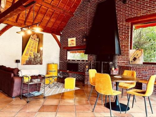 un salon avec un canapé, une table et des chaises dans l'établissement Domaine des Montots, à Tanlay