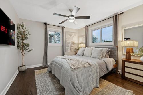 a bedroom with a bed and a ceiling fan at Elevated Stay 3BR in Addison in Addison