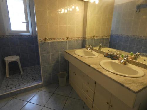 a bathroom with two sinks and a shower at Gite de spalette in Orthevielle