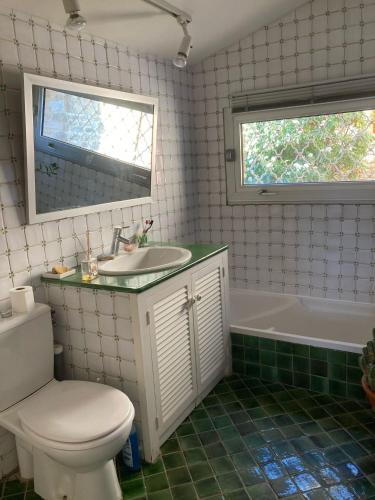 une salle de bain avec toilettes, lavabo et baignoire dans l'établissement La Méladière, à Mirabel-aux-Baronnies