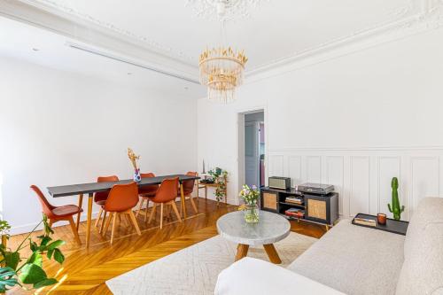 un salon avec une table et des chaises dans l'établissement GuestReady- Eclectic Delights in Saint-Ouen, à Saint-Ouen