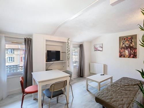 - un salon avec un lit et un bureau dans l'établissement R'Apparts T2, Le Petit Voironet, à Voiron