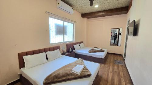 Katil atau katil-katil dalam bilik di HOTEL MAHESHWARI GREEN's