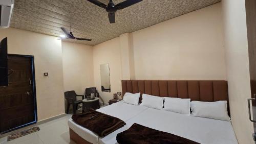 Katil atau katil-katil dalam bilik di HOTEL MAHESHWARI GREEN's