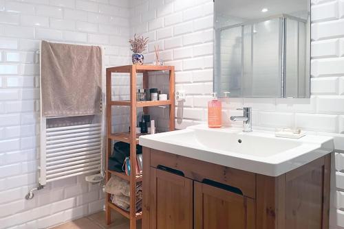 une salle de bain avec un lavabo et un miroir dans l'établissement Leamalia Central jardin clos Piscine et plages, à Saint-Raphaël