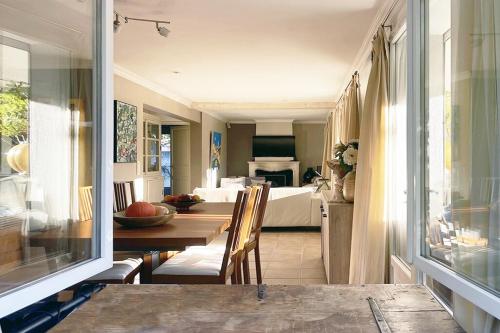 un salon avec une table à manger et une chambre dans l'établissement Leamalia Central jardin clos Piscine et plages, à Saint-Raphaël