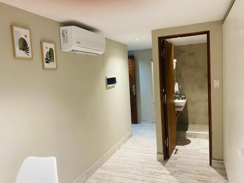 Baño con aire acondicionado blanco en la pared en Monoambiente Las Heras, en Salta