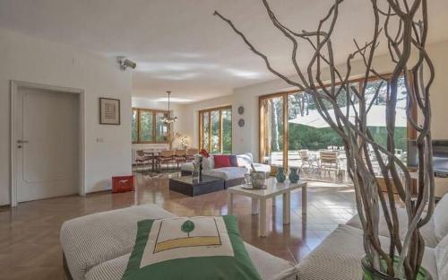 a living room with a couch and a table at Villa Lanzini in Casa Mora