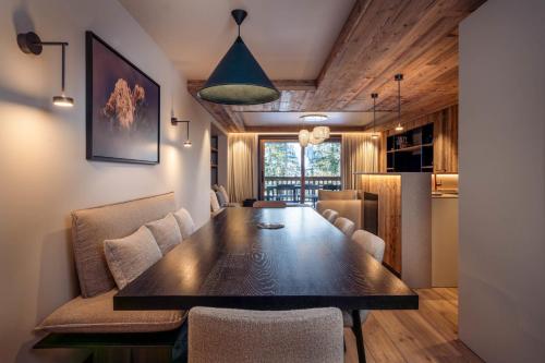 une salle à manger et un salon avec une table et des chaises dans l'établissement Antarès URSA 203 - luxury apartment ski inski out, à Méribel