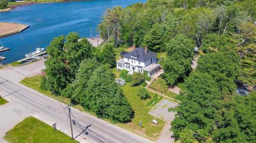 an overhead view of a large house on a island at The Olde Anchor Bed & Breakfast in Murray River