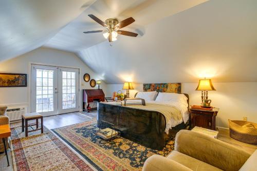 Ένα ή περισσότερα κρεβάτια σε δωμάτιο στο Peaceful Countryside Escape in Covington!