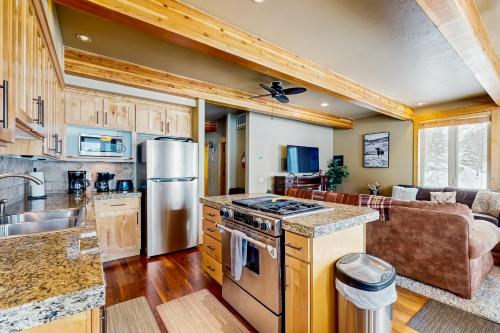 Η κουζίνα ή μικρή κουζίνα στο Shiner Creek Retreat