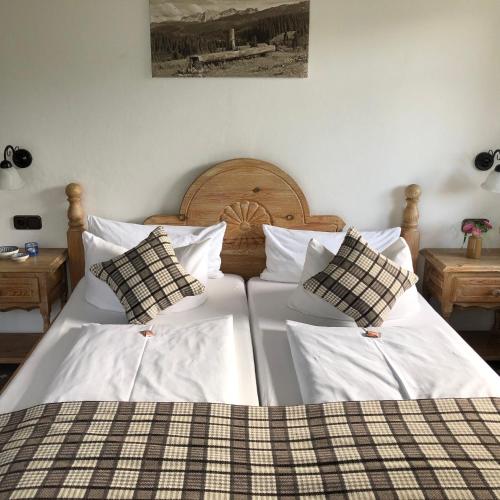 two beds with white sheets and pillows in a bedroom at Gästehaus Tanneck in Reit im Winkl