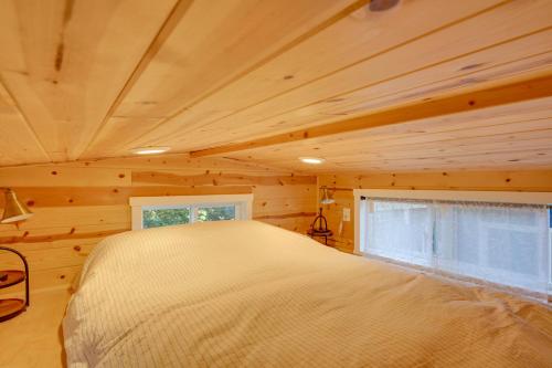 a bedroom with a bed in a log cabin at Modern Lynnwood Tiny House 16 Mi to Seattle! in Lynnwood