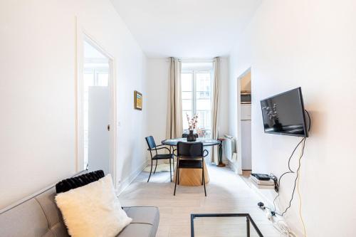 un salon avec un canapé et une table dans l'établissement GuestReady - Beau Séjour près de Champs de Mars, à Paris