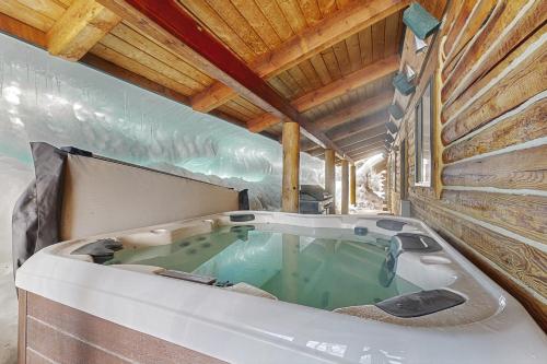 una grande vasca da bagno in una stanza di Aim True North a McCall