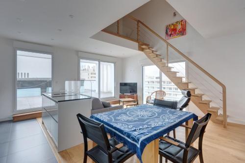 une cuisine et une salle à manger avec une table et un escalier dans l'établissement GuestReady - 2 BR with Terrace near Bordeaux, à Le Bouscat