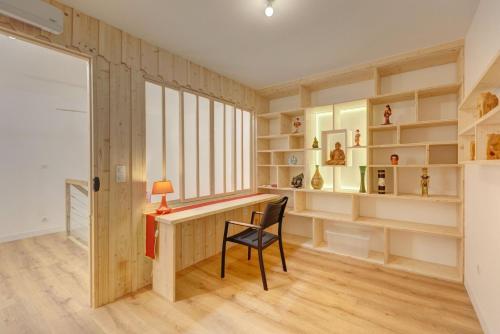 un bureau à domicile avec un bureau et une chaise dans l'établissement GuestReady - 2 BR with Terrace near Bordeaux, à Le Bouscat