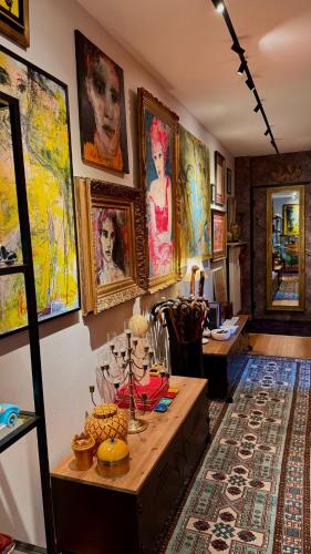 une chambre avec des peintures murales et une table dans l'établissement La galerie, à Mulhouse