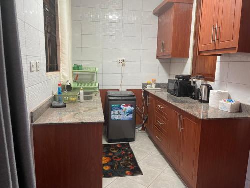 Η κουζίνα ή μικρή κουζίνα στο Cosy roadside apartment with fiber internet