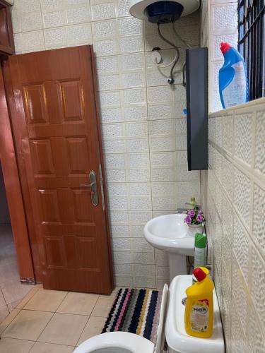 Ένα μπάνιο στο Cosy roadside apartment with fiber internet