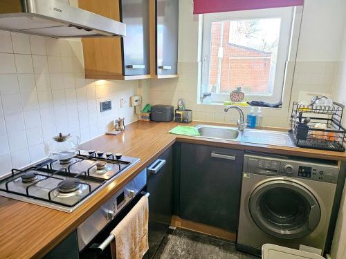 Φωτογραφία από το άλμπουμ του Cozy Home Away from Home with London & Gatwick Airport Nearby σε Redhill